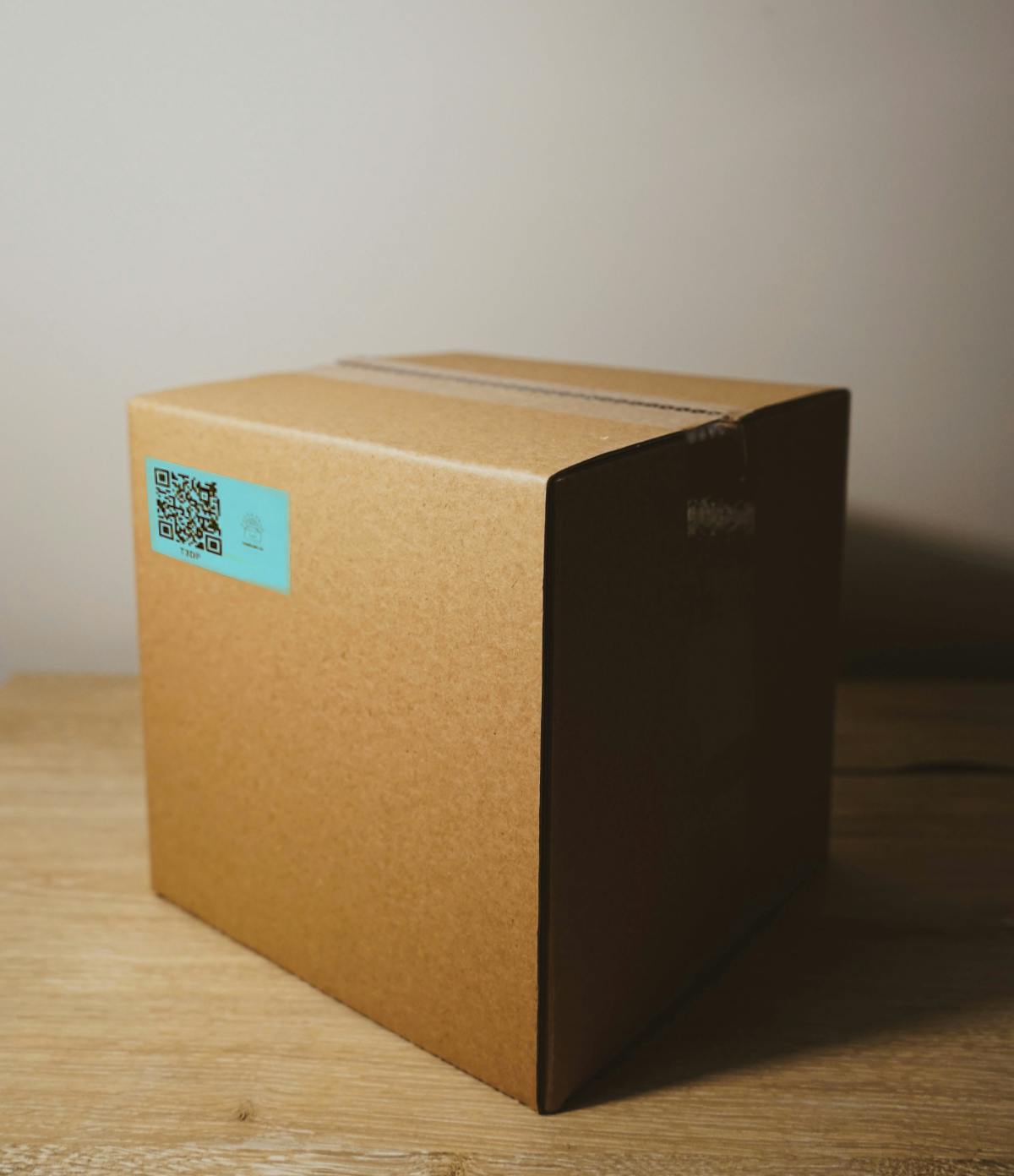 Carton box with boxbrain qr code label on it